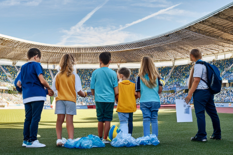 Elever på ett fotbollsstadium med skärp vid fötterna.