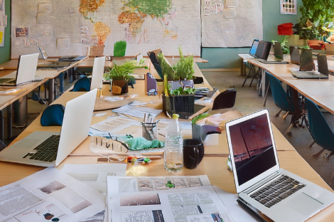 En innovationsprocess i klassrummet med skisser, datorer och modeller.