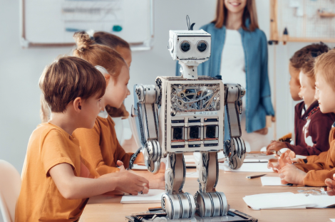 En prototyp av en robot på ett bord med elever i bakgrunden.